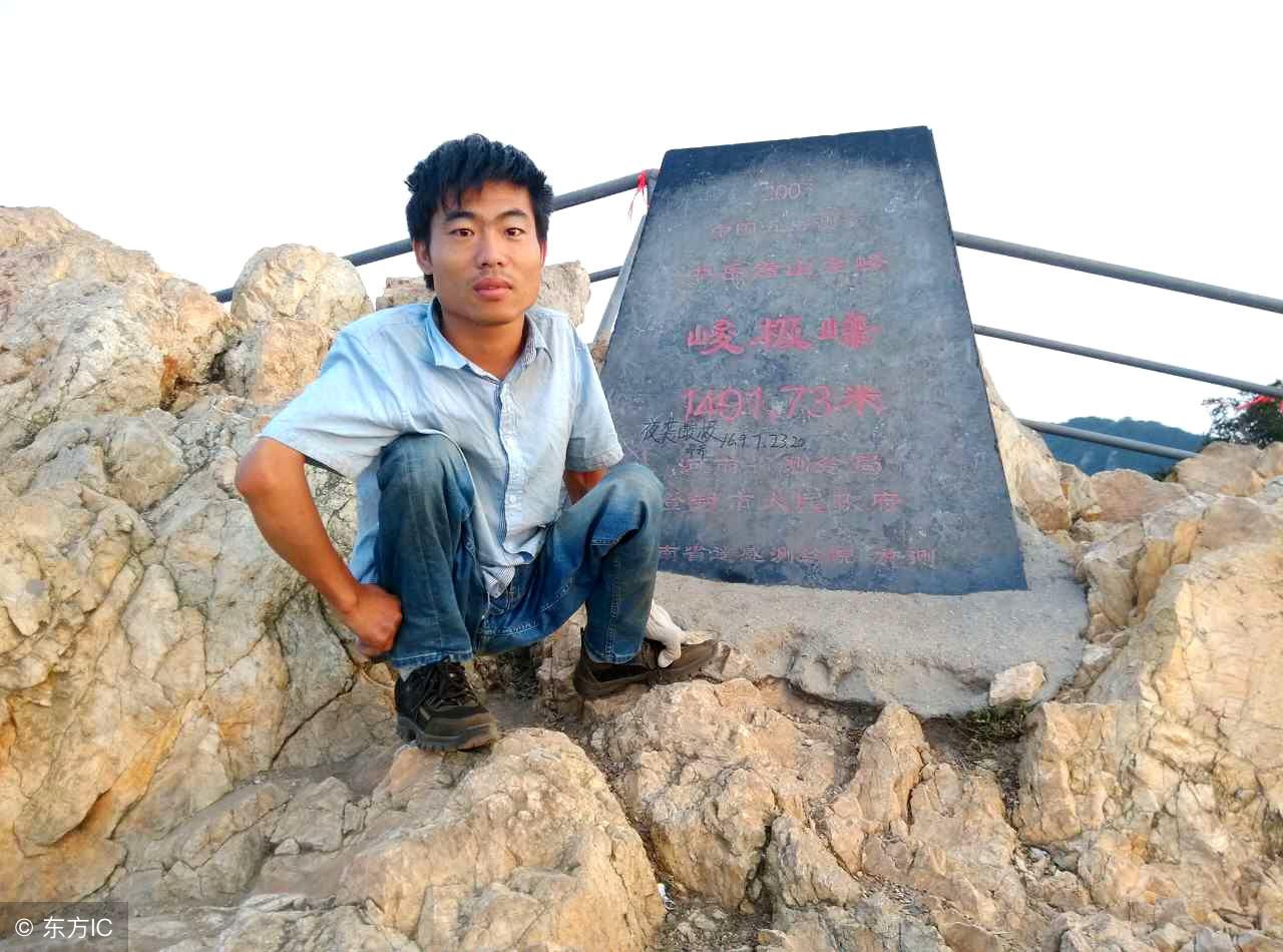 爱情的力量，女生背小儿麻痹症男友征服泰山之巅