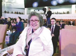 黄宏近况揭秘，小巷深处的独特美食探秘之旅