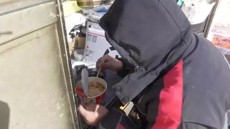 女子拆快递未洗手吃零食引发腹泻脱水事件，卫生习惯与健康紧密相关