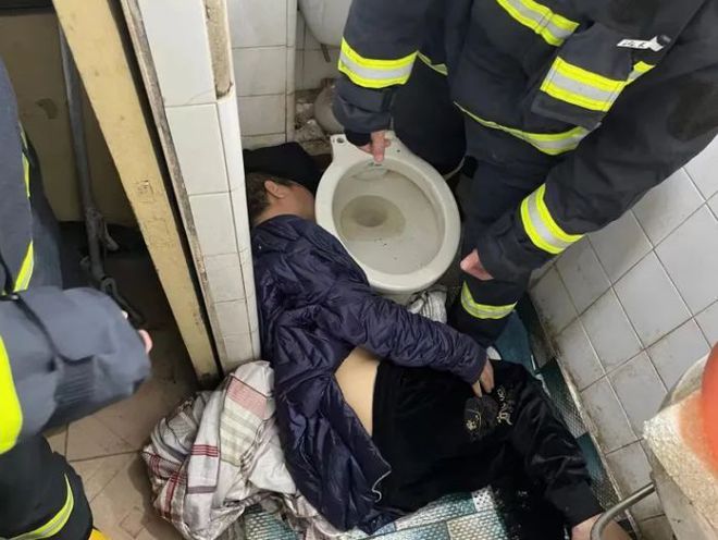 女子厕所轻生引发意外，马桶崩开背后的奇迹故事