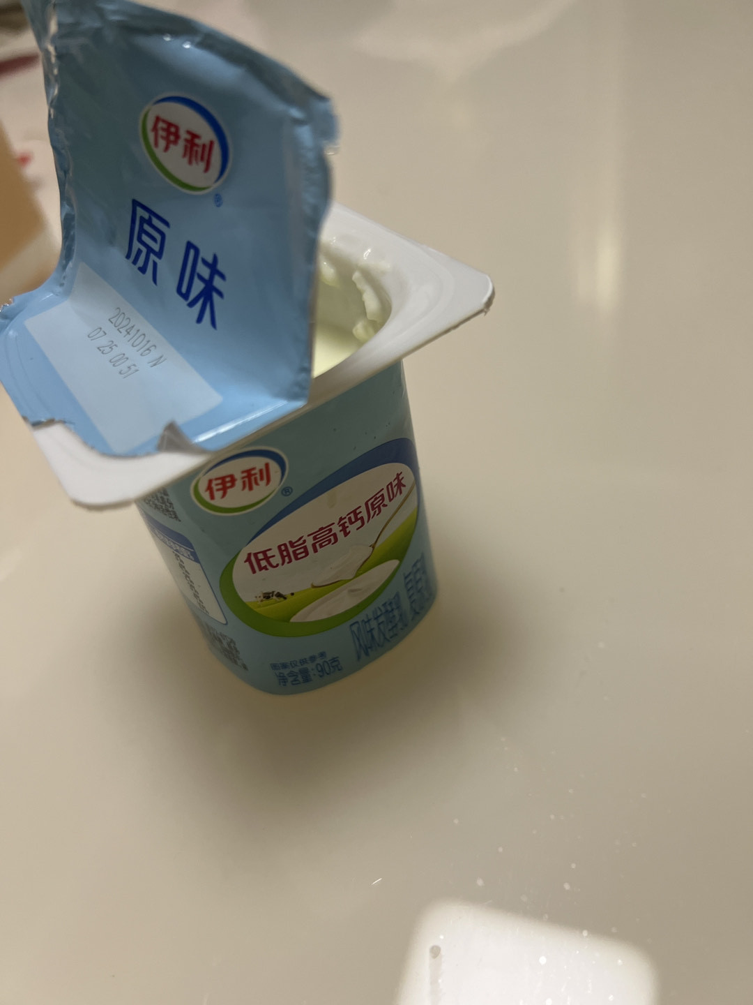 光明乳业回应酸奶中疑现鲜血事件