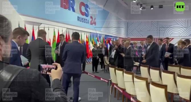 普京展示金砖国家钞票，步骤指南揭秘过程