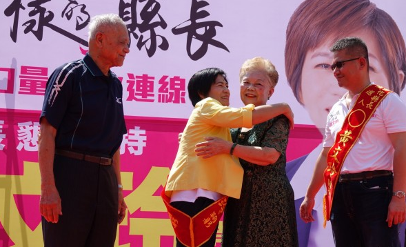 柯文哲手铐探病父，励志故事展现学习与成长之路