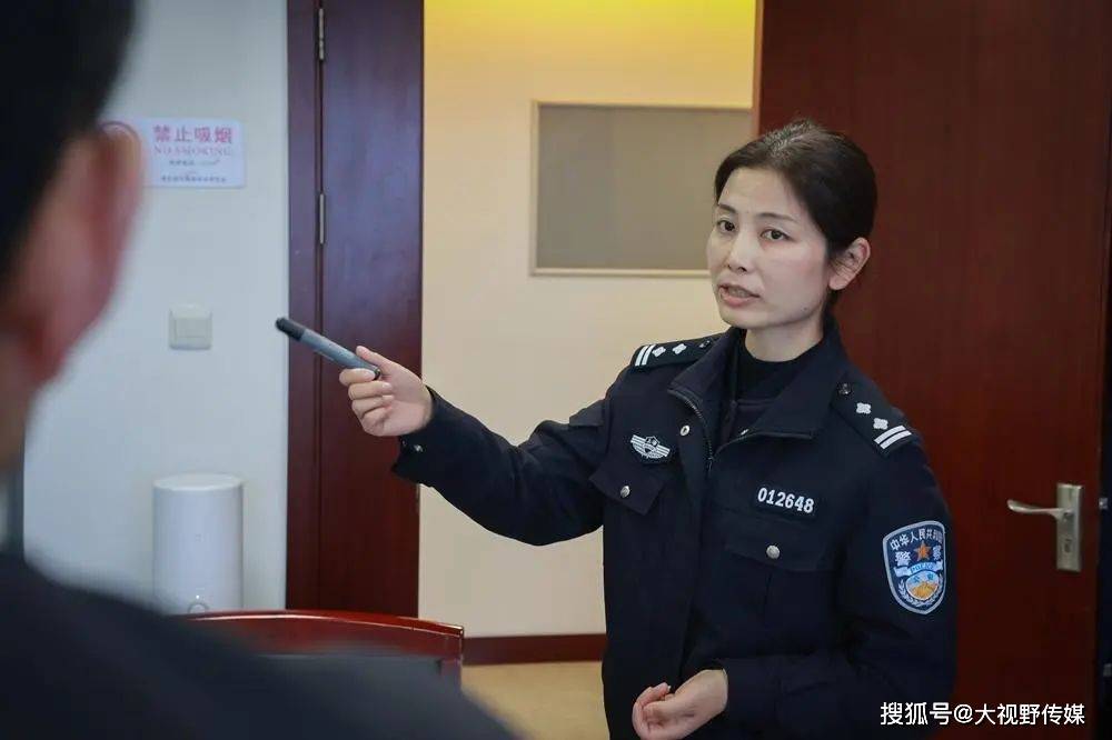 女警的心灵蜕变，从捶墙到拥抱大自然的转变之路