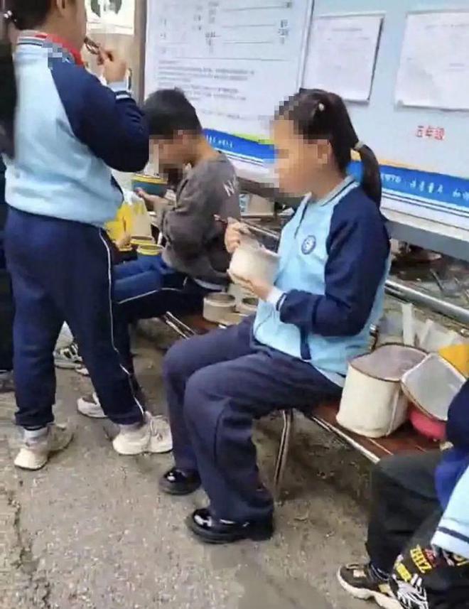学生自带饭要蹲教室外吃？官方对此作出回应。