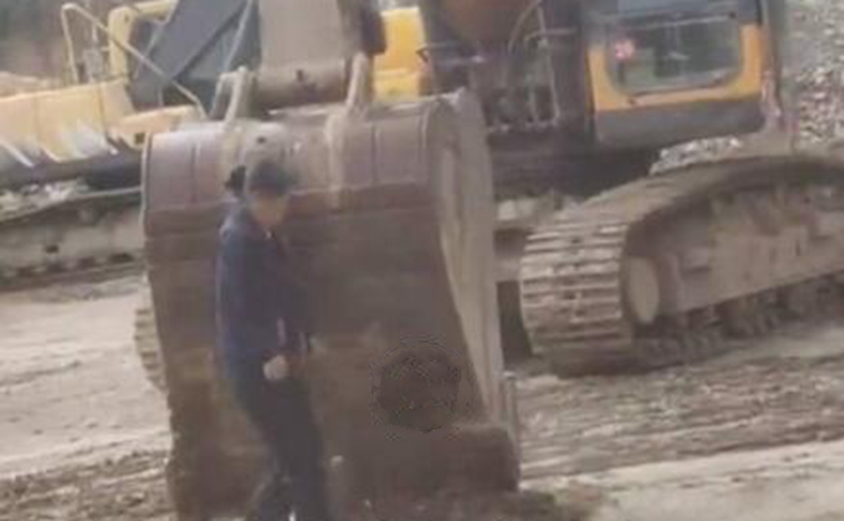 村主任挖机事件官方辟谣与应对指南，真相揭秘，村主任并未撞倒村民
