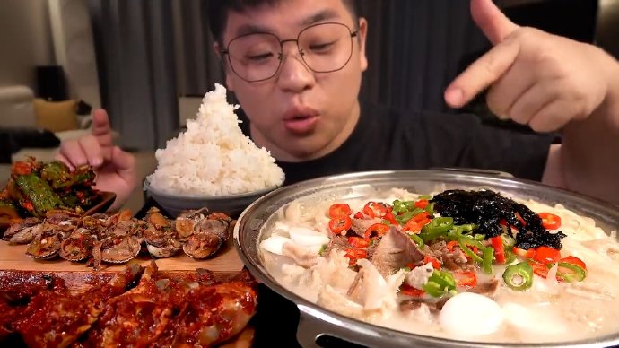 最新吃播视频吃秀，美食盛宴大放送之夜！